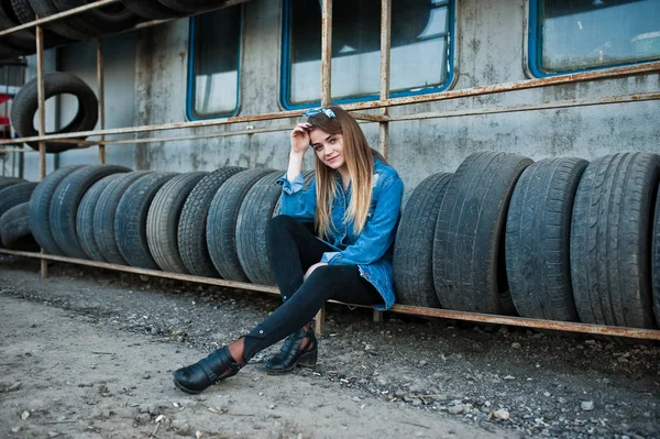 Hipster Młoda Dziewczyna Jeans Kurtka Głowy Szalik Strefy Montażu Opon — Zdjęcie stockowe