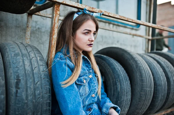 Joven Chica Hipster Chaqueta Jeans Bufanda Zona Montaje Neumáticos — Foto de Stock