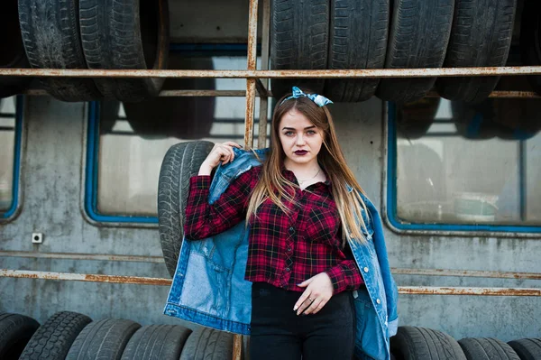 Menina Jovem Hipster Jaqueta Jeans Lenço Cabeça Zona Montagem Pneus — Fotografia de Stock