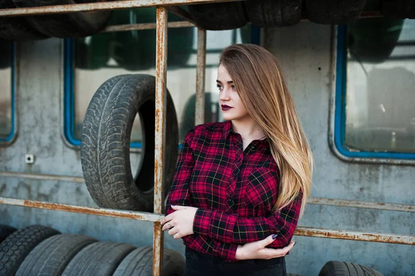 Joven Chica Hipster Con Camisa Cuadros Zona Montaje Neumáticos — Foto de Stock