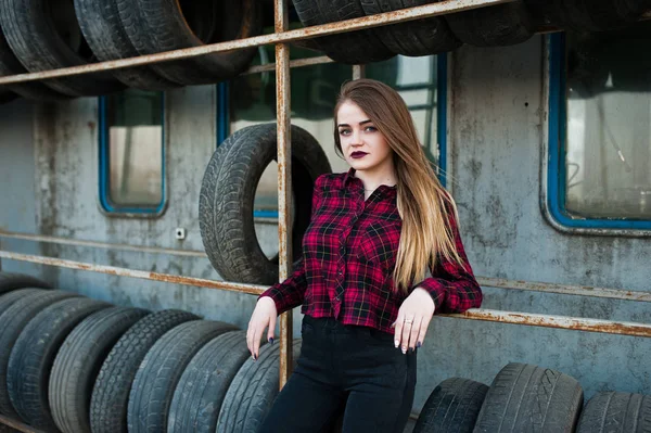 Joven Chica Hipster Con Camisa Cuadros Zona Montaje Neumáticos — Foto de Stock