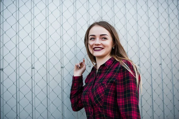 Jonge Hipster Meisje Een Geruit Overhemd Stelde Buiten — Stockfoto