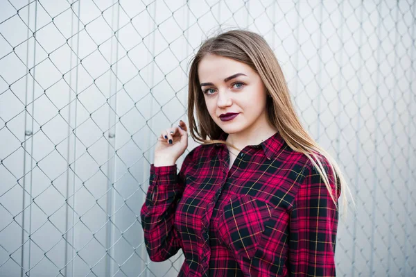 Jonge Hipster Meisje Een Geruit Overhemd Stelde Buiten — Stockfoto
