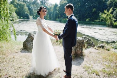 Gözlerinizi nehir kıyısında bakarak ve iki düğün yürüyor.