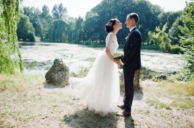 Gözlerinizi nehir kıyısında bakarak ve iki düğün yürüyor.