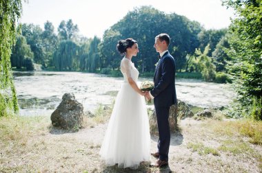 Gözlerinizi nehir kıyısında bakarak ve iki düğün yürüyor.