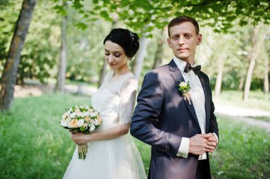 Muhteşem düğün kaç poz ve bir güzel yaz günü parkta sarılma.