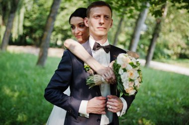 Muhteşem düğün kaç poz ve bir güzel yaz günü parkta sarılma.