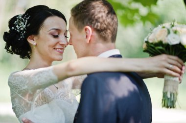 Muhteşem düğün kaç poz ve bir güzel yaz günü parkta sarılma.