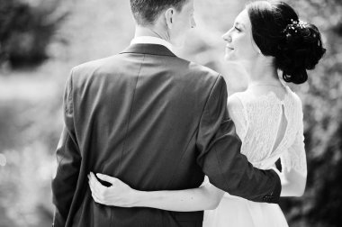 Sarılma ve nehir kenarında açık havada duran bir fantastik düğün çift. Siyah ve beyaz fotoğraf.