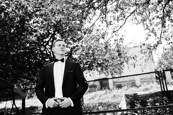 Portrait Handsome Groom Posing Outdoors His Wedding Day Black White — Stock Photo, Image