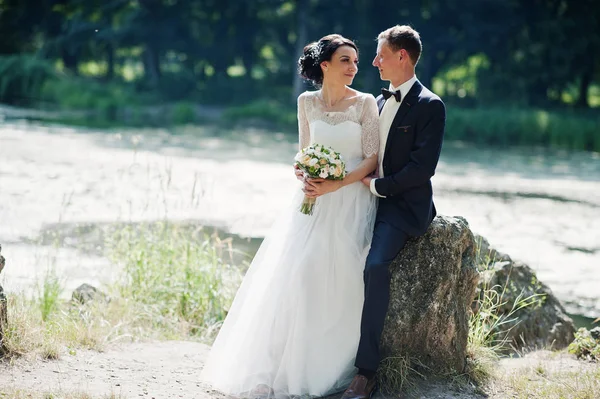 Pareja Boda Sentada Gran Piedra Junto Río —  Fotos de Stock