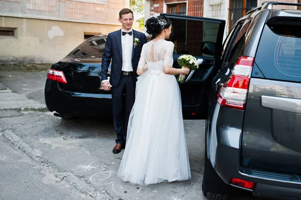 Retrato Belo Casal Casamentos Saindo Suv Casamento — Fotografia de Stock