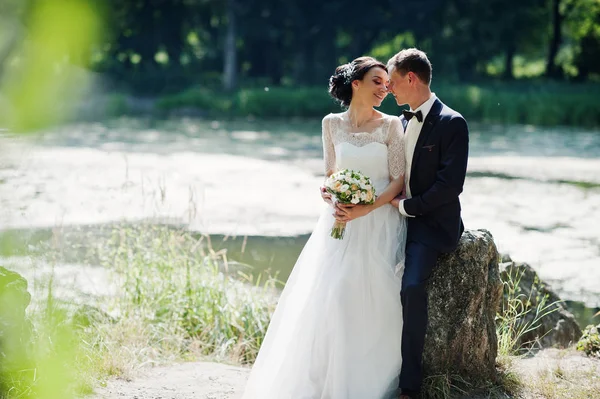 Pareja Boda Sentada Gran Piedra Junto Río —  Fotos de Stock