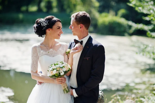 Pareja Boda Sentada Gran Piedra Junto Río —  Fotos de Stock