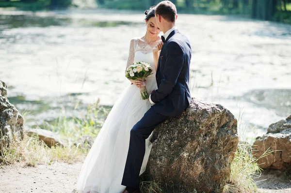 Pareja Boda Sentada Gran Piedra Junto Río —  Fotos de Stock