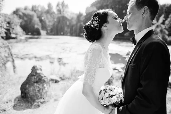 Svatební Pár Chůzi Při Pohledu Očí Břehu Řeky Černobílé Fotografie — Stock fotografie