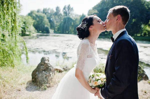Esküvői Pár Csókolózás Látszó Minden Más Szemmel Folyó Partján — Stock Fotó