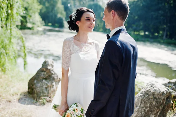 Matrimonio Coppia Piedi Guardando Negli Occhi Altro Sulla Riva Del — Foto Stock