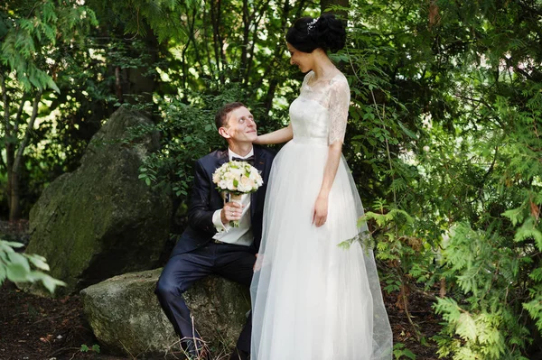 Красива Весільна Пара Сидить Насолоджується Каменем Лісі — стокове фото