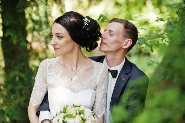 Hermosa Pareja Boda Sentados Disfrutando Piedra Bosque —  Fotos de Stock