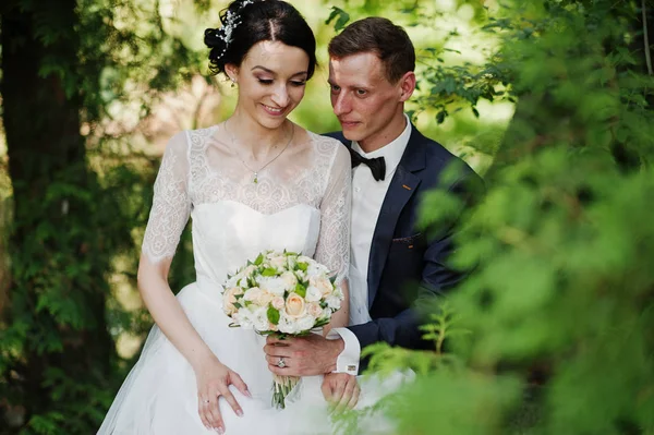 Vackert Bröllop Par Sitter Och Roar Sig Stenen Skogen — Stockfoto