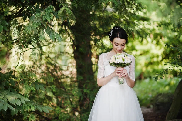 Portrait Stunning Young Bride Holidng Her Bouquet Forest — Stock Photo, Image