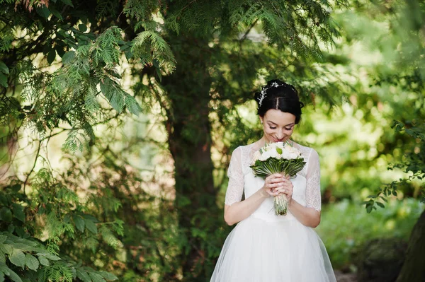 Retrato Una Novia Joven Impresionante Holidng Ramo Bosque — Foto de Stock