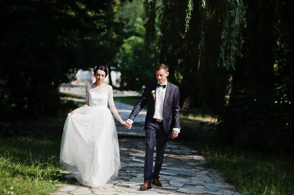 Великолепная Свадебная Пара Держащаяся Руки Гуляющая Парке Солнечный День — стоковое фото