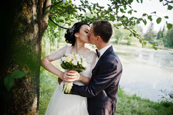 Pareja Recién Casada Posando Junto Árbol Junto Lago Estanque Día —  Fotos de Stock