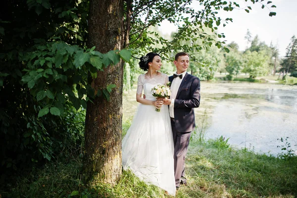 Nygifta Par Poserar Bredvid Trädet Sjö Eller Damm Sin Bröllopsdag — Stockfoto