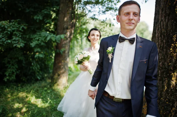 Prachtige Bruiloft Paar Bedrijf Handen Wandelen Het Park Zonnige Dag — Stockfoto