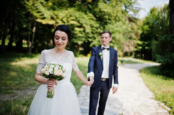 Lindo Casamento Casal Mãos Dadas Andando Parque Dia Ensolarado — Fotografia de Stock