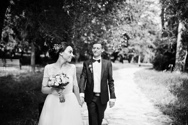 Prachtige Bruidspaar Hand Hand Wandelen Het Park Zonnige Dag Zwart — Stockfoto