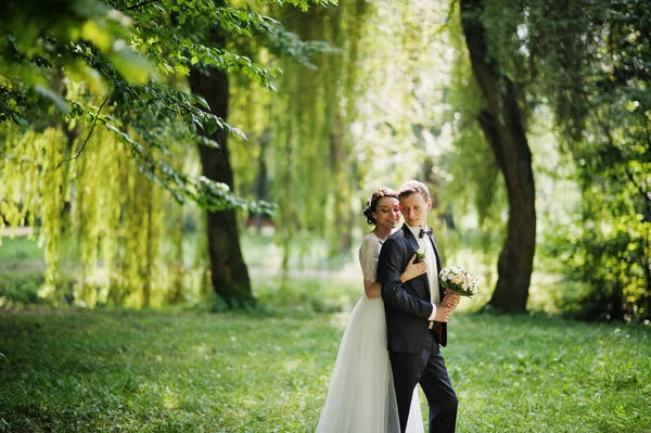 美妙的新婚夫妇在公园里摆姿势拥抱美丽的夏日 — 图库照片