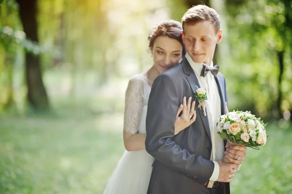 Fabuloso Casal Casamento Posando Abraçando Parque Belo Dia Verão — Fotografia de Stock