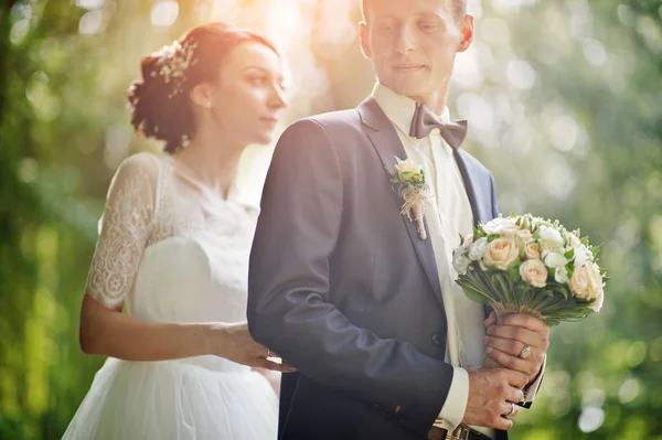 Fabulosa Pareja Boda Posando Abrazándose Parque Hermoso Día Verano — Foto de Stock