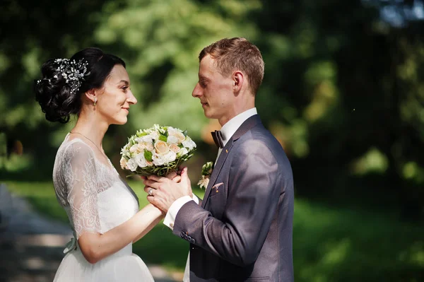 Verheugd Huwelijksfeest Paar Holding Een Boeket Kijken Naar Elkaars Ogen — Stockfoto