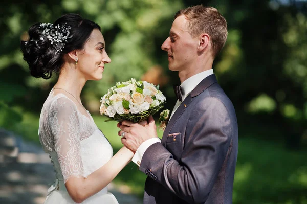 Feliz Pareja Boda Sosteniendo Ramo Mirándose Los Ojos —  Fotos de Stock