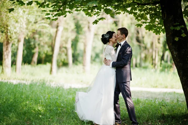 Krásné Svatební Pár Tančící Venku Parku — Stock fotografie