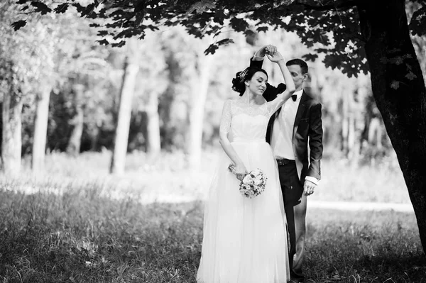 Krásné Svatební Pár Tančící Venku Parku Černobílé Fotografie — Stock fotografie