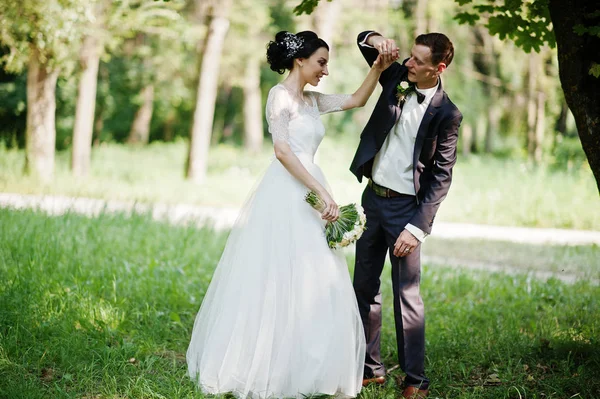 Прекрасная Свадебная Пара Танцует Открытом Воздухе Парке — стоковое фото