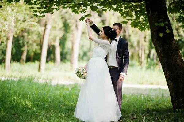 Schönes Hochzeitspaar Tanzt Draußen Park — Stockfoto