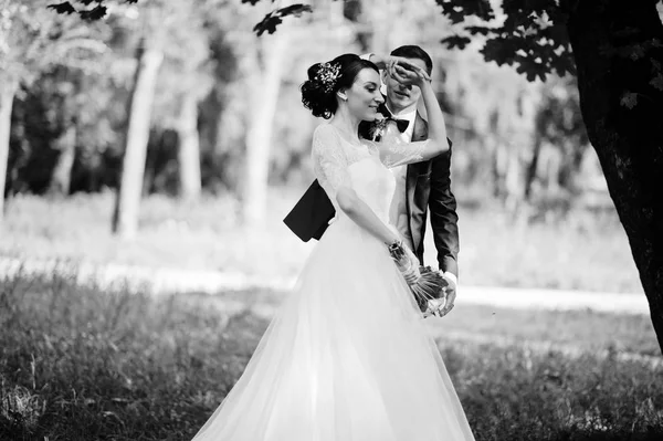 Красива Весільна Пара Танцює Відкритому Повітрі Парку Чорно Біле Фото — стокове фото