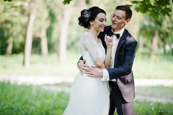 Hermosa Pareja Boda Bailando Aire Libre Parque —  Fotos de Stock