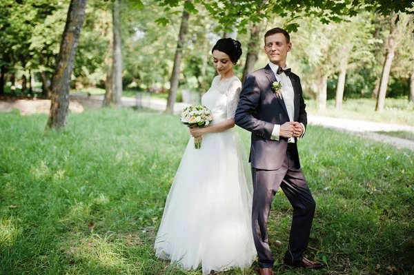 素晴らしい結婚式のカップルのポーズと美しい夏の日の公園でハグ — ストック写真