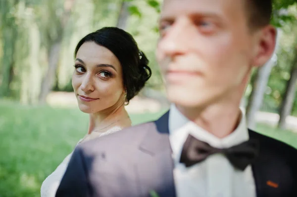 Retrato Cerca Una Atractiva Novia Mirando Marido Parque — Foto de Stock