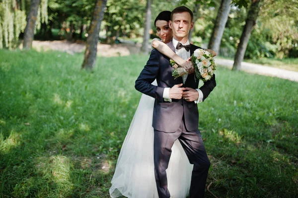 Сказочная Свадебная Пара Позирует Обнимается Парке Прекрасный Летний День — стоковое фото