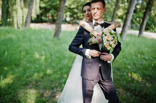 Fabulosa Pareja Boda Posando Abrazándose Parque Hermoso Día Verano —  Fotos de Stock