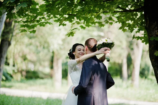 Fabulosa Pareja Boda Posando Abrazándose Parque Hermoso Día Verano —  Fotos de Stock